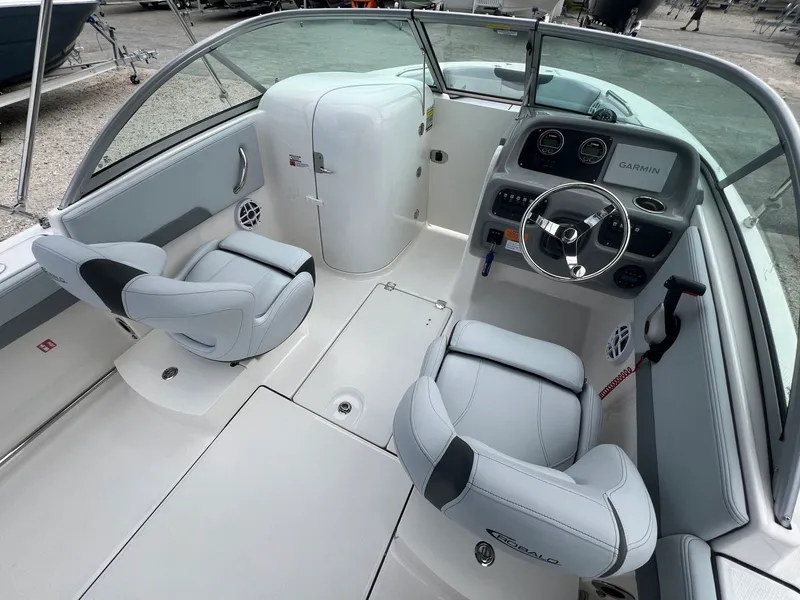 Slide: The Image of Robalo R207 2026 - 14