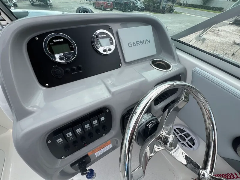 Slide: The Image of Robalo R207 2026 - 15