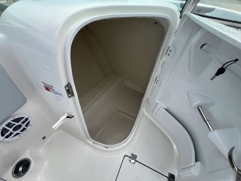 Slide: The Image of Robalo R207 2026 - 16