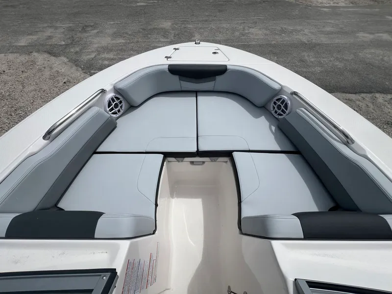 Slide: The Image of Robalo R207 2026 - 17