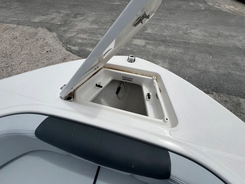 Slide: The Image of Robalo R207 2026 - 18