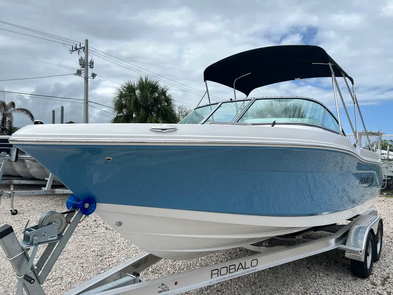 Slide: The Image of Robalo R207 2026 - 3