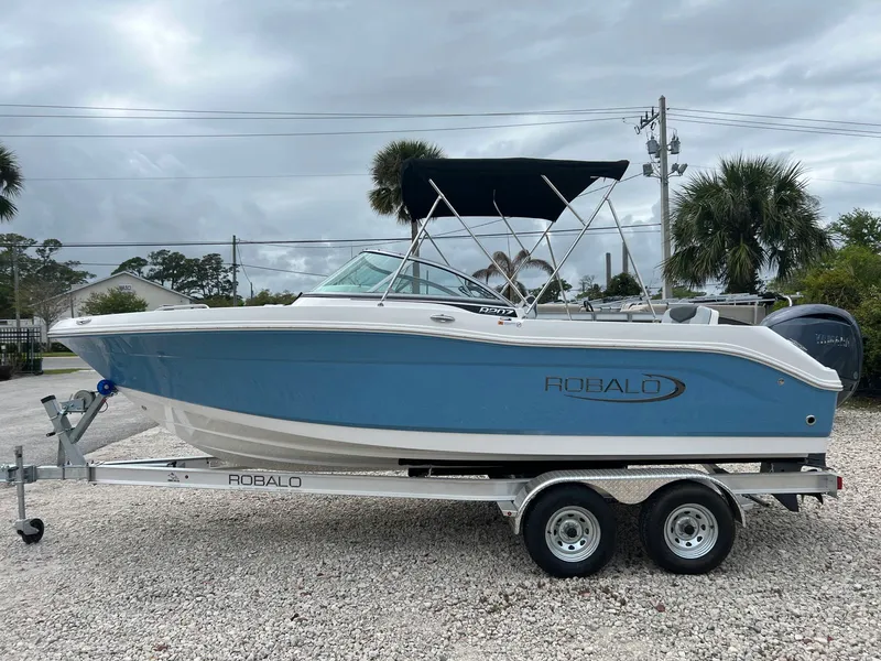 Slide: The Image of Robalo R207 2026 - 4