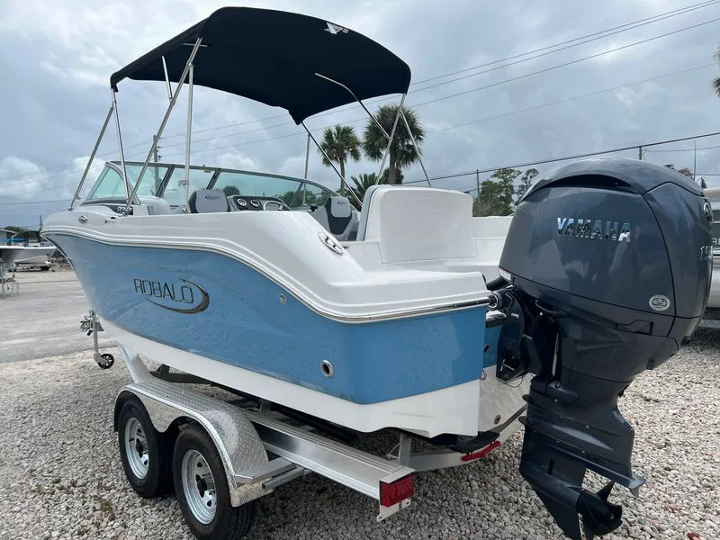 Slide: The Image of Robalo R207 2026 - 5