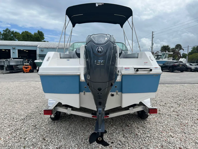 Slide: The Image of Robalo R207 2026 - 6