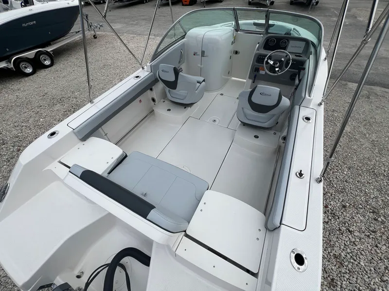 Slide: The Image of Robalo R207 2026 - 8