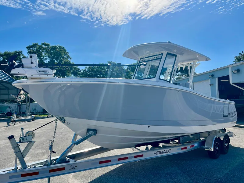 The Image of Robalo R270 2026 - 0