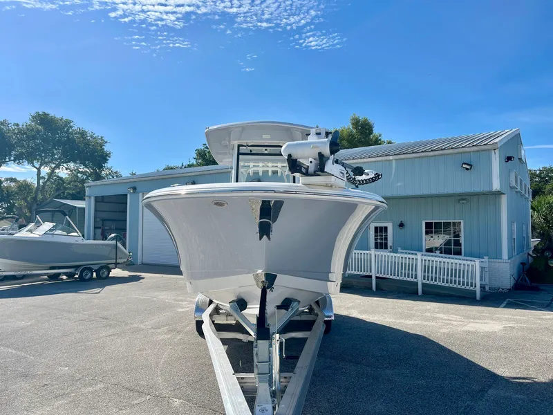 Slide: The Image of Robalo R270 2026 - 1