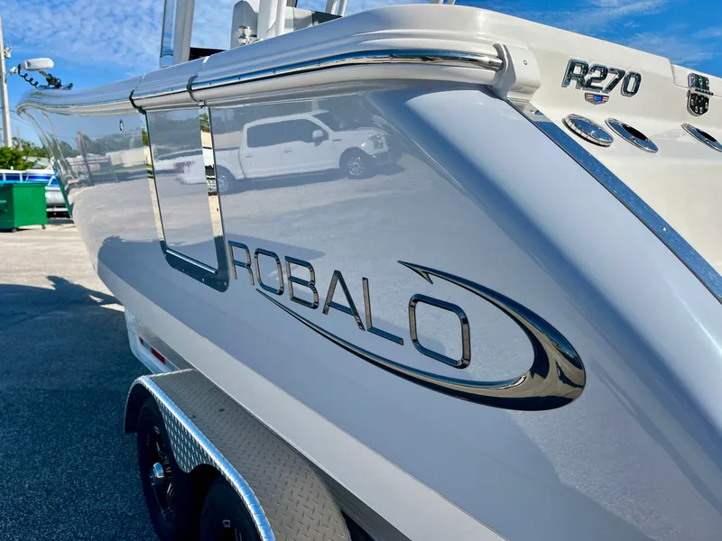 Slide: The Image of Robalo R270 2026 - 10