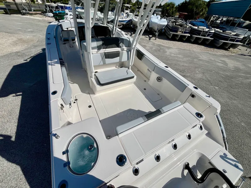 Slide: The Image of Robalo R270 2026 - 11