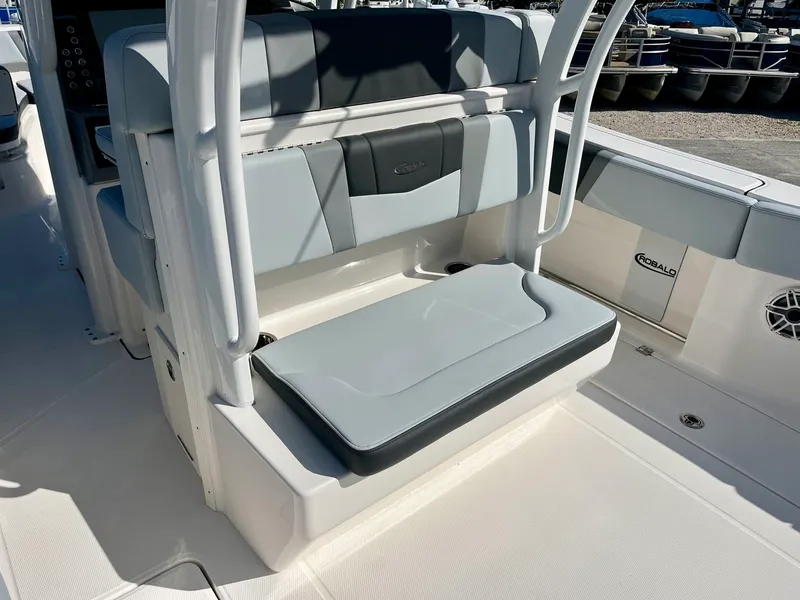 Slide: The Image of Robalo R270 2026 - 12