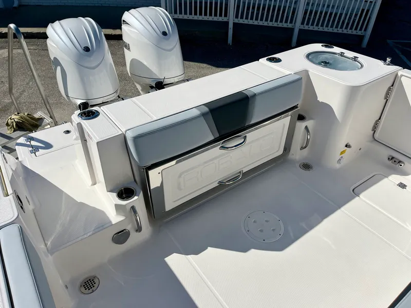 Slide: The Image of Robalo R270 2026 - 14