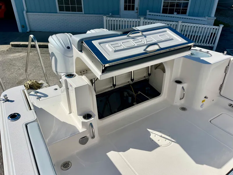 Slide: The Image of Robalo R270 2026 - 15