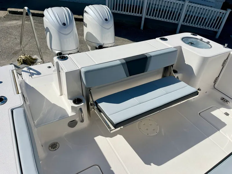 Slide: The Image of Robalo R270 2026 - 17