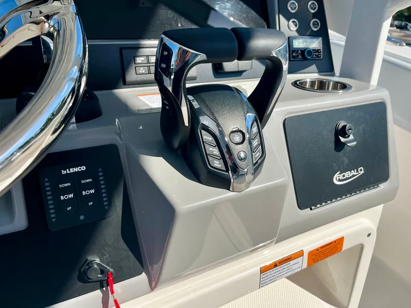 Slide: The Image of Robalo R270 2026 - 22