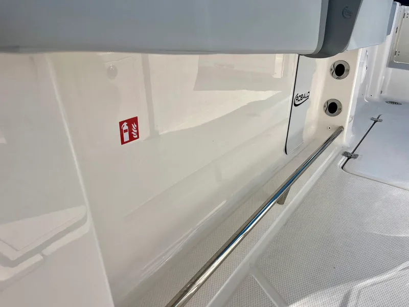Slide: The Image of Robalo R270 2026 - 31