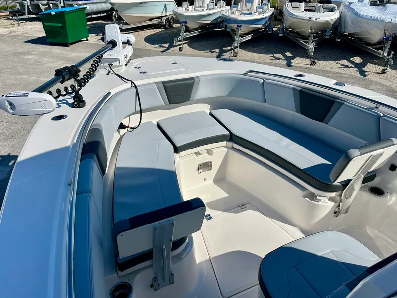Slide: The Image of Robalo R270 2026 - 34