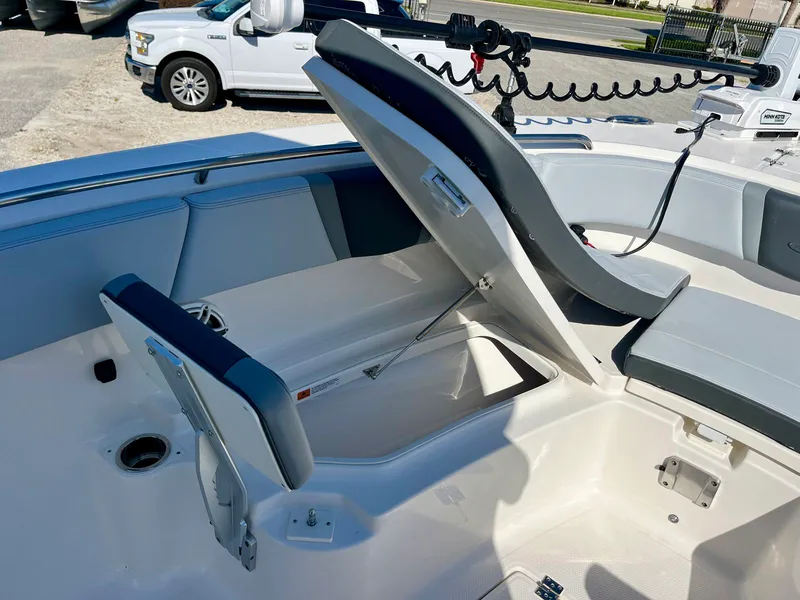 Slide: The Image of Robalo R270 2026 - 35