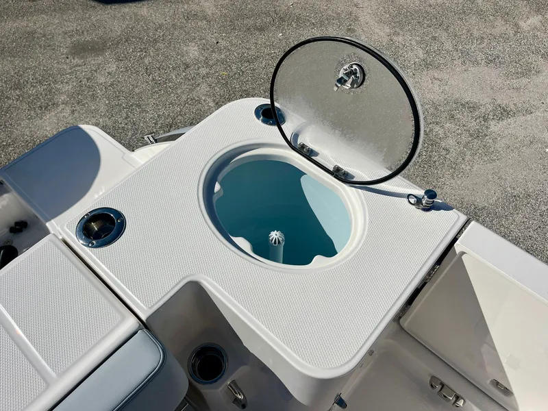 Slide: The Image of Robalo R270 2026 - 36