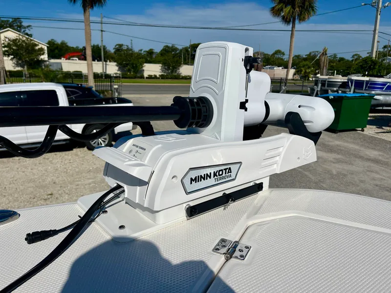 Slide: The Image of Robalo R270 2026 - 39