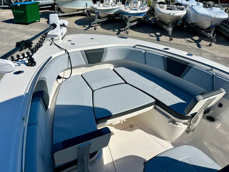 Slide: The Image of Robalo R270 2026 - 40