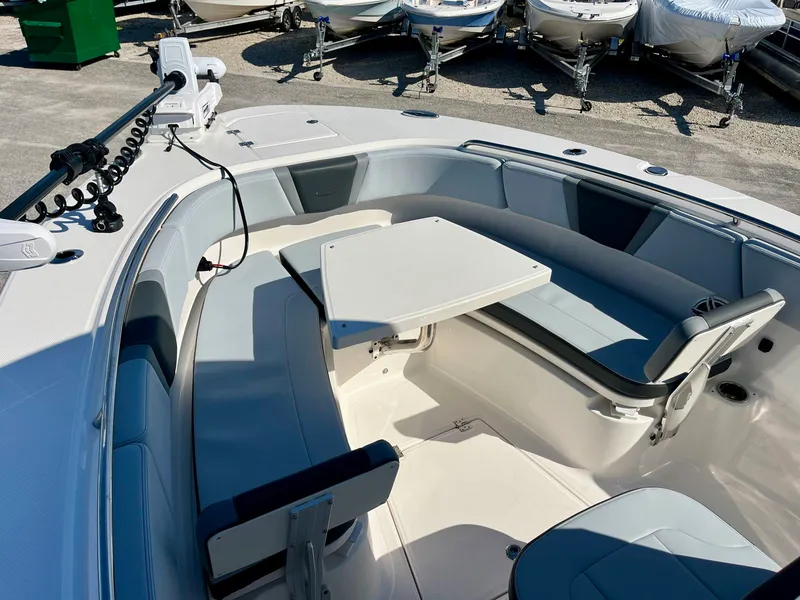 Slide: The Image of Robalo R270 2026 - 41