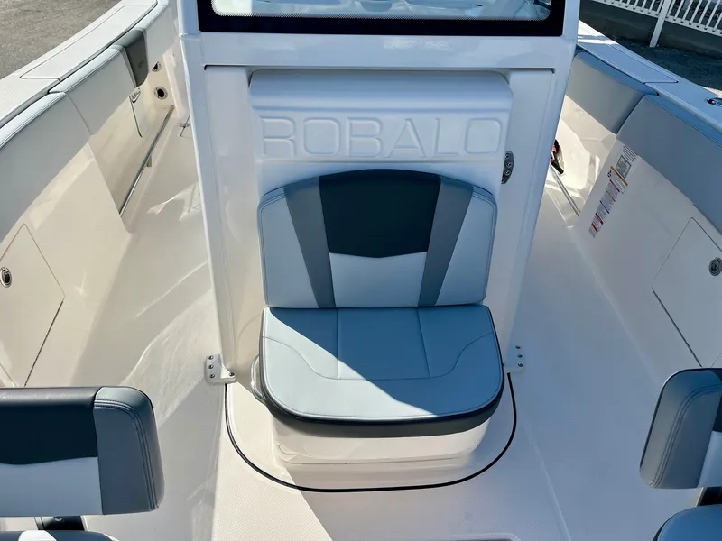 Slide: The Image of Robalo R270 2026 - 42