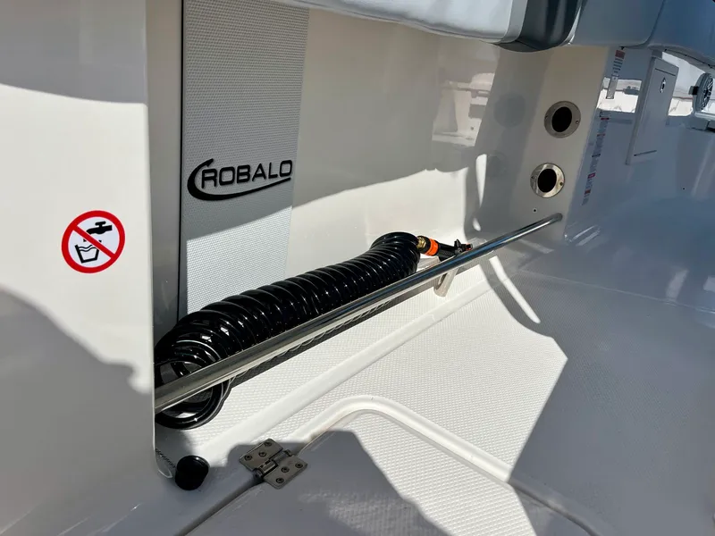 Slide: The Image of Robalo R270 2026 - 49
