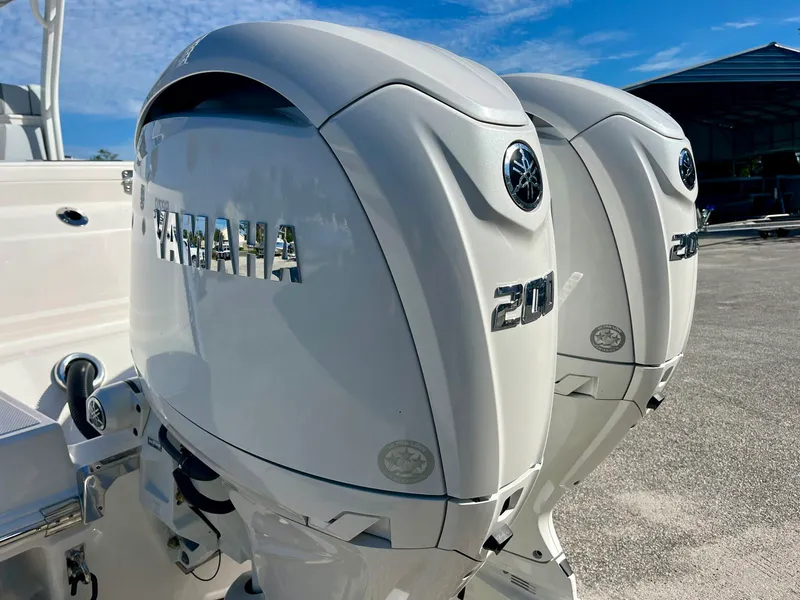Slide: The Image of Robalo R270 2026 - 8