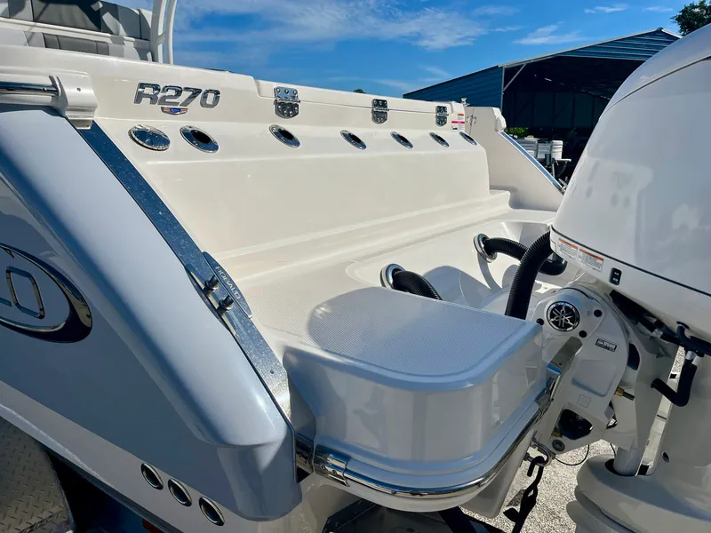 Slide: The Image of Robalo R270 2026 - 9
