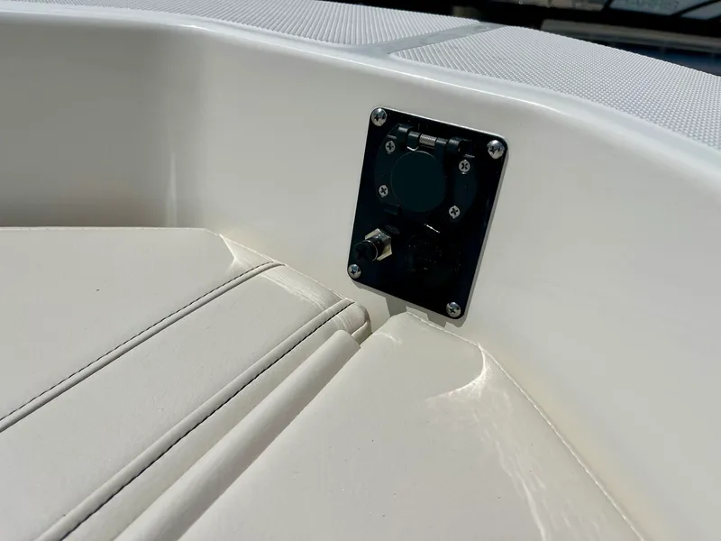 Slide: The Image of Boston whaler 22DNT 2027 - 27