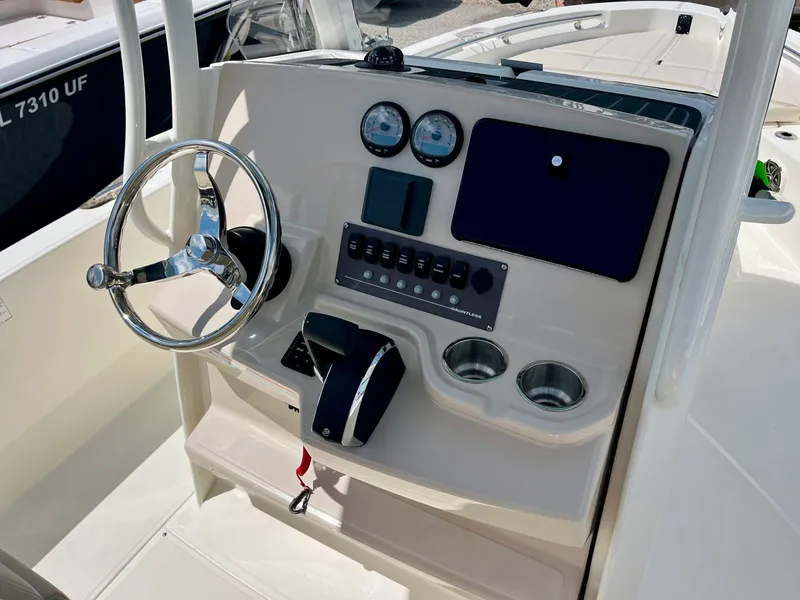 Slide: The Image of Boston whaler 22DNT 2027 - 15
