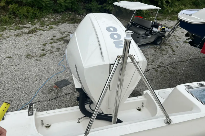 Slide: The Image of Boston Whaler 230 OUTRAGE 2021 - 3