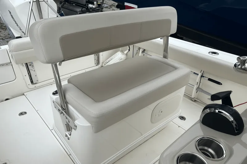 Slide: The Image of Boston Whaler 230 OUTRAGE 2021 - 4