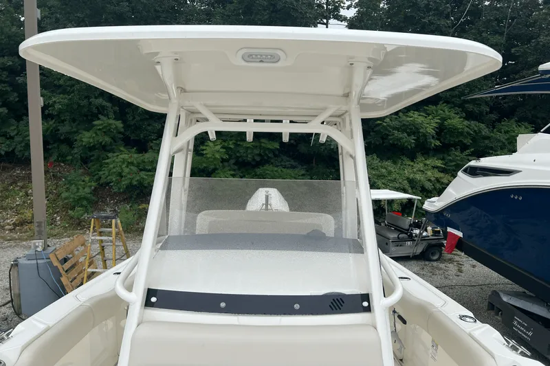 Slide: The Image of Boston Whaler 230 OUTRAGE 2021 - 6
