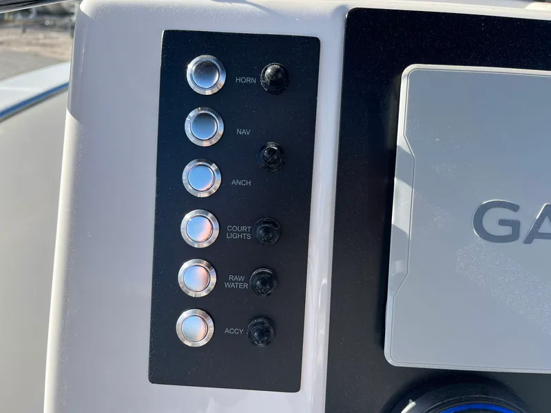 Slide: The Image of Robalo R200 2026 - 10