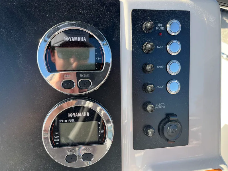 Slide: The Image of Robalo R200 2026 - 11