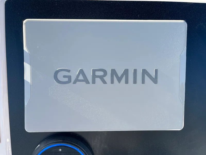 Slide: The Image of Robalo R200 2026 - 12