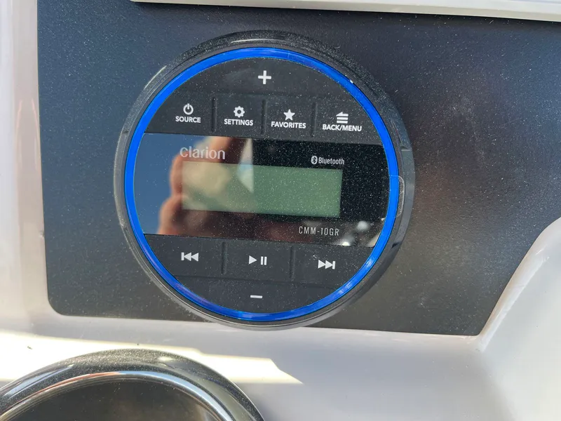 Slide: The Image of Robalo R200 2026 - 13