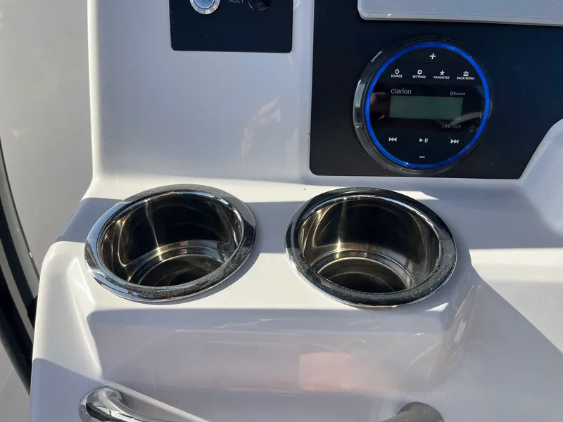 Slide: The Image of Robalo R200 2026 - 14