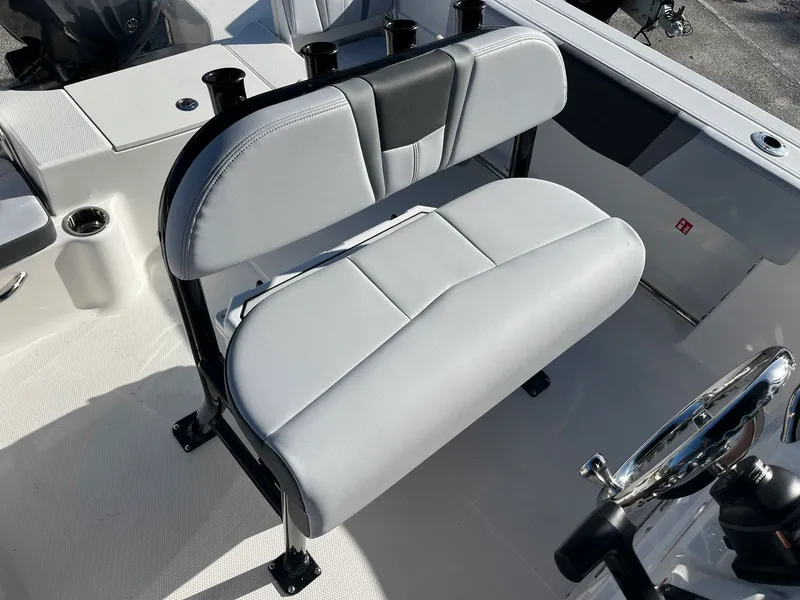 Slide: The Image of Robalo R200 2026 - 15