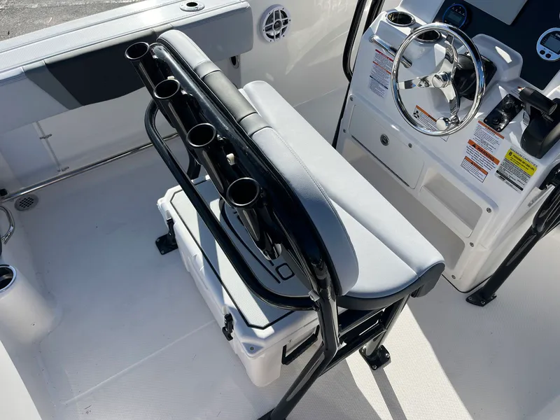 Slide: The Image of Robalo R200 2026 - 16