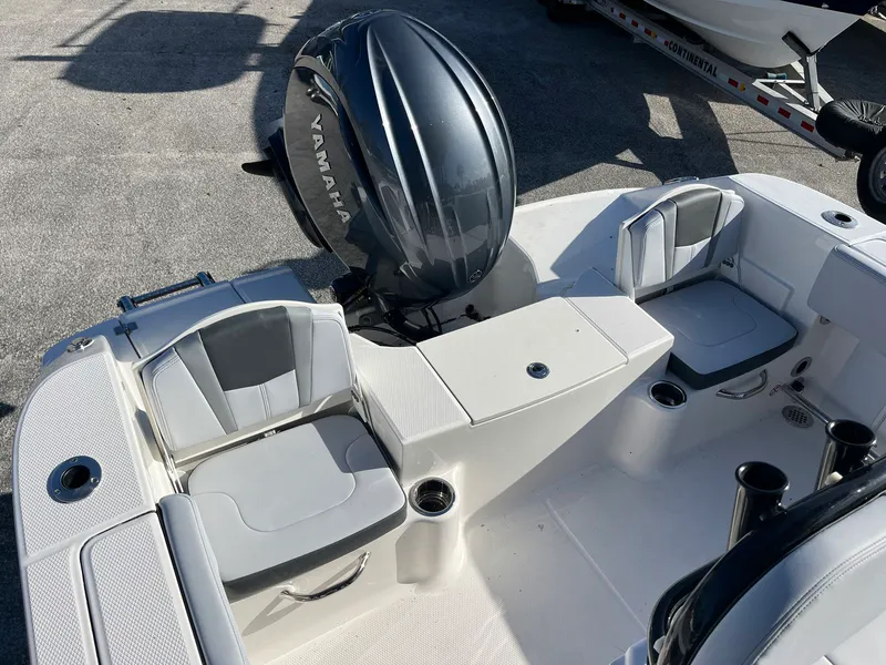 Slide: The Image of Robalo R200 2026 - 18