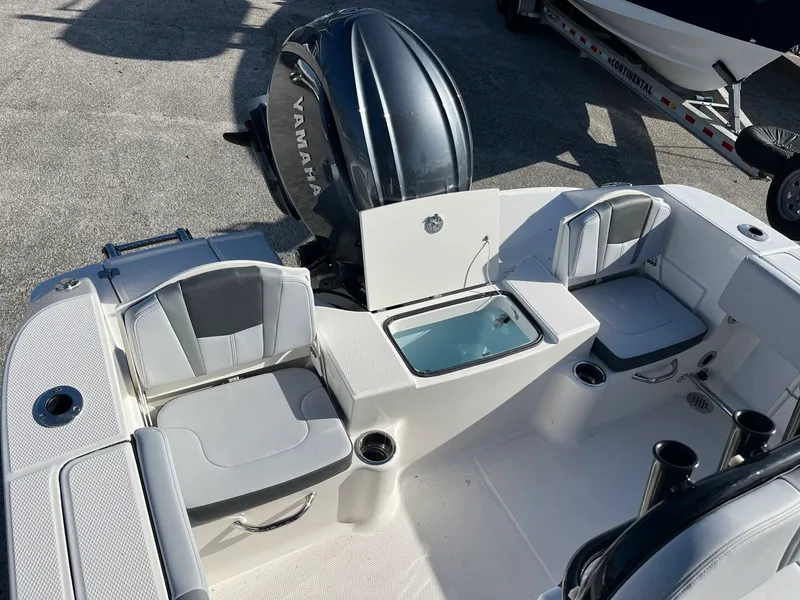 Slide: The Image of Robalo R200 2026 - 19