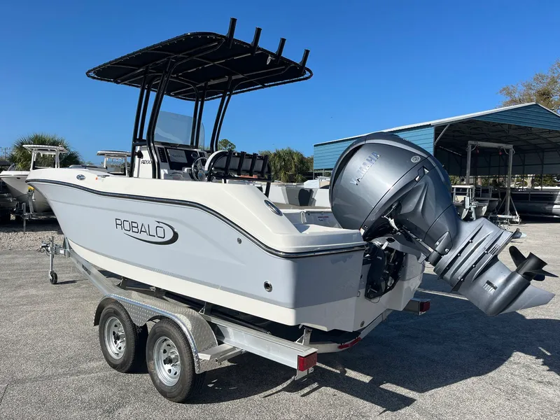 Slide: The Image of Robalo R200 2026 - 2