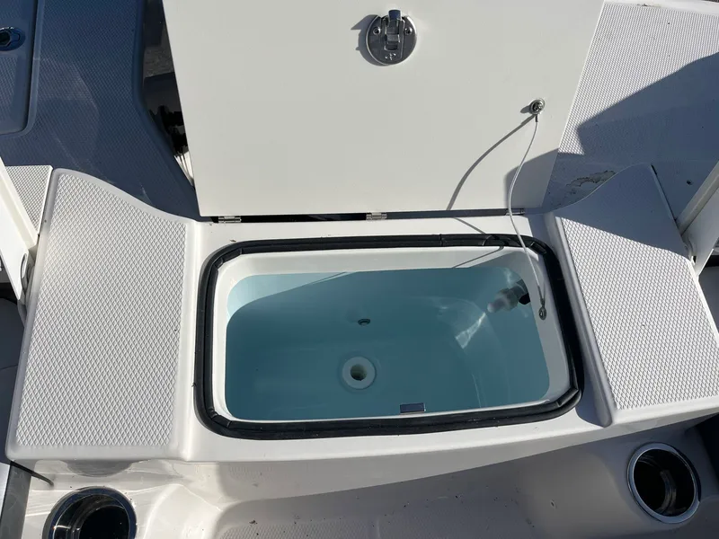 Slide: The Image of Robalo R200 2026 - 20