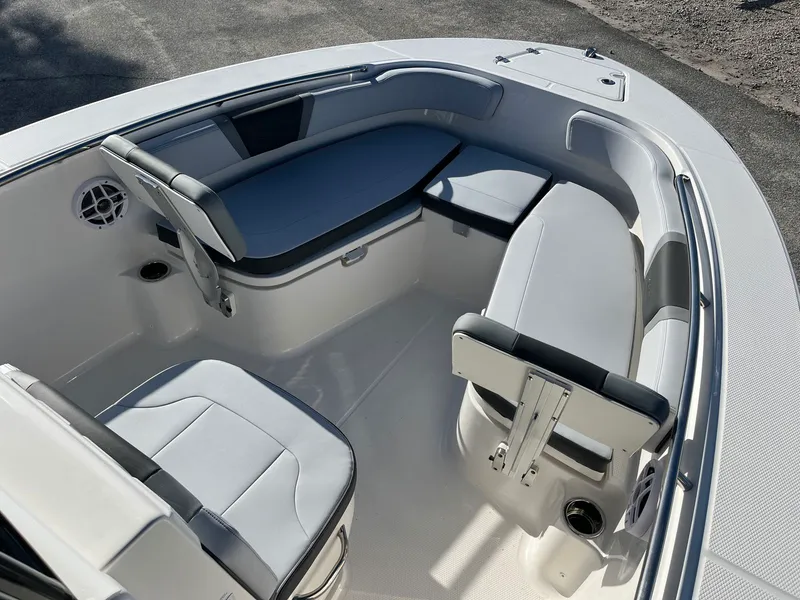 Slide: The Image of Robalo R200 2026 - 21