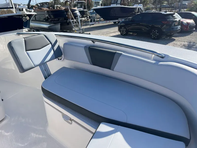 Slide: The Image of Robalo R200 2026 - 22