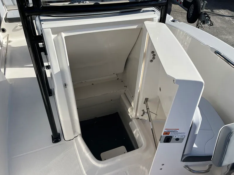 Slide: The Image of Robalo R200 2026 - 23