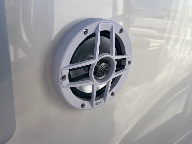 Slide: The Image of Robalo R200 2026 - 24